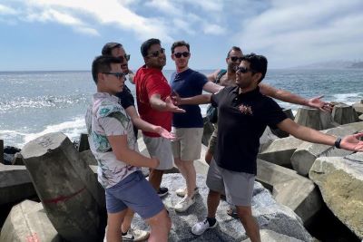 Foto de un grupo de seis estudiantes de OMBA en la playa de Chile. 