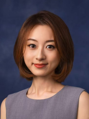 Davina's headshot